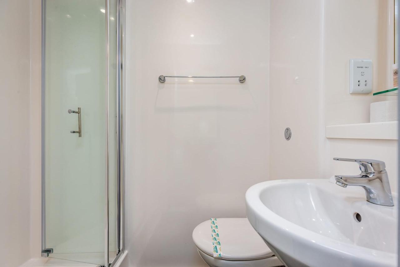 Spacious Ensuite Room With Shared Kitchen 링컨 외부 사진